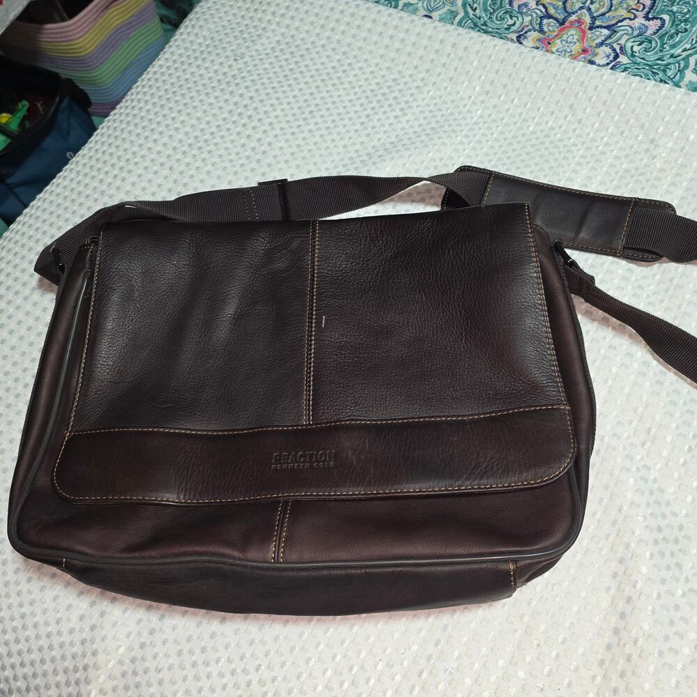 KENNETH COLE REACTION RISKY BUSINESS COLUMBIAN LEATHER MESSENGER BAG